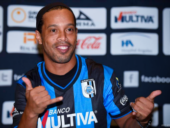 Ronaldinho estava jogando no Querétano, do México Ronaldinho estava jogando no Querétano, do México