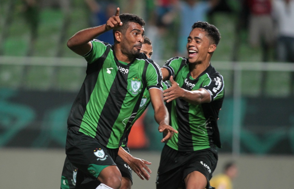 Em semana de artilheiro, o volante Thiago Santos fez mais um e ajudou o América Mineiro em mais uma vitória em casa. - Foto: América MG Oficial