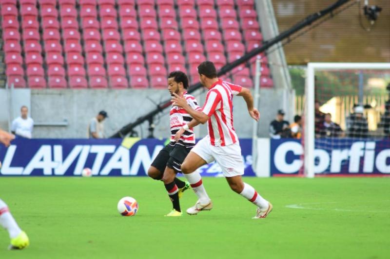 O Santa até estava melhor na segunda etapa, mas o Timbú foi fatal e venceu o clássico pernambucano. - Foto: Santa Cruz Oficial