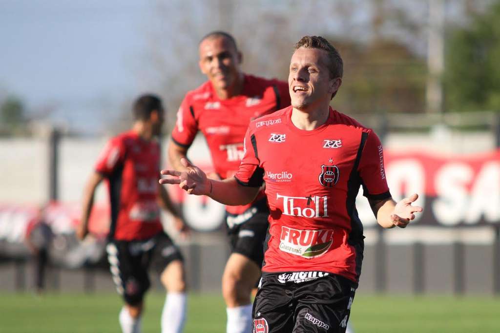 Alex Amado comemora 1º gol da partida - Jonathan Silva e Carlos Insaurriaga/GEB