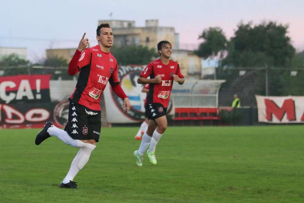 Galiardo dá números finais à partida com gol de falta - Jonathan Silva e Carlos Insaurriaga/GEB
