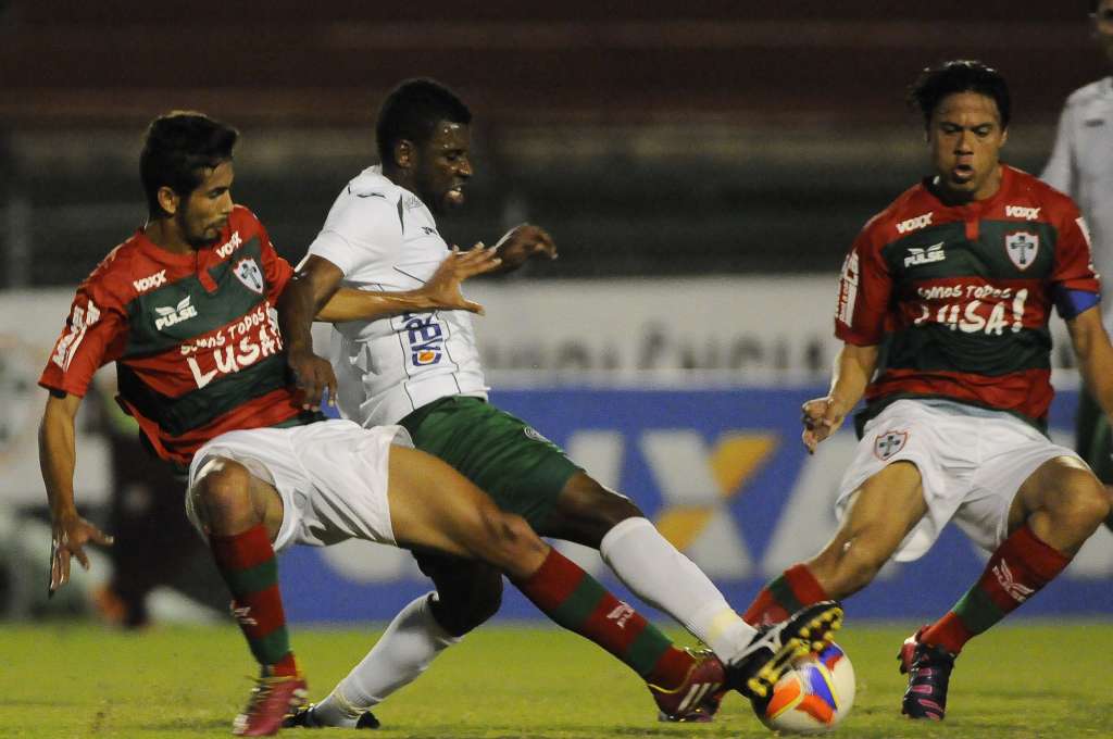 Clementino é marcado de perto por jogadores da Lusa: Guarani sofreu no primeiro tempo