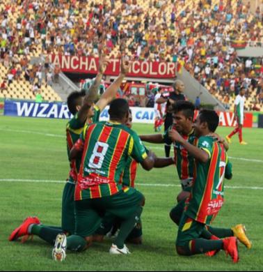 Sampaio, o Tubarão, fez a festa da torcida boliviana