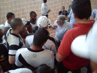 Torcida e jogadores conversam para apaziguar o clima no Vasco