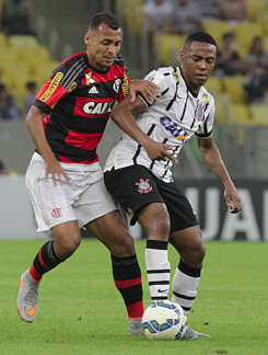 Elias, eficiente na marcação, e ainda no ataque