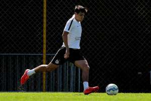 Ex-Guarani, meia do Santos obtém cidadania italiana e sonha em atuar na Europa