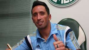 Lucas Barrios assina com o Palmeiras e agradece o carinho da torcida