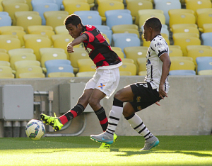 Elias revela que não comemorou gol contra o Flamengo por pedido do pai