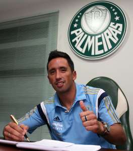 Lucas Barrios participa do primeiro treino no Palmeiras e elogia clube