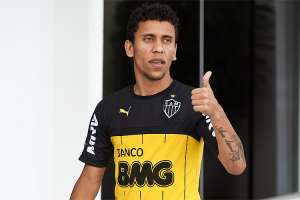 Após dois meses fora, Marcos Rocha treina entre os titulares do Atlético-MG