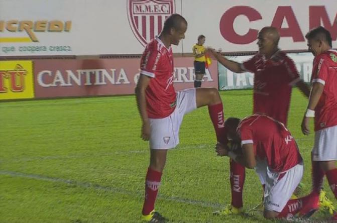 Rivaldo recebe a famosa engraxada de sapato de seu filho