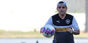 Botafogo anuncia demissão de René Simões após eliminação na Copa do Brasil com gol e letra