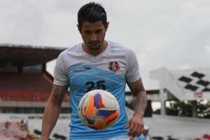 Série B: Daniel Costa falta ao treino bem quando assumiria titularidade no Santa Cruz