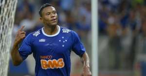 Júlio Baptista volta a treinar com bola no Cruzeiro, mas tem futuro incerto
