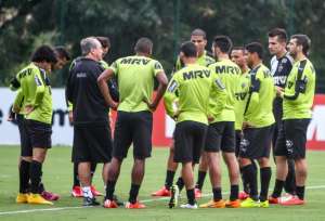 Atlético-MG treina com Luan e Josué entre os titulares para segurar o Corinthians