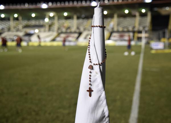 Vasco enrola terços na bandeira de escanteio para tirar a 'zica'