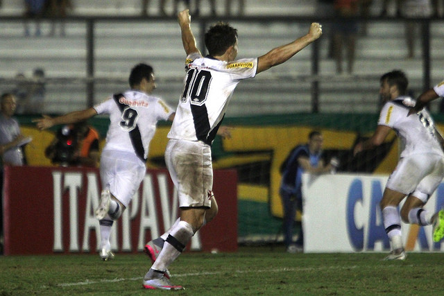 Jogadores do Vasco comemoram gol em São Januário 