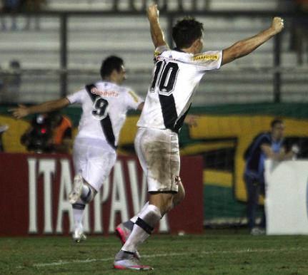 Herrera, camisa 9, comemora o gol do Vasco e Dagoberto, camisa 10, levanta os braços Herrera, camisa 9, comemora o gol do Vasco e Dagoberto, camisa 10, levanta os braços
