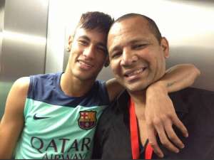 Pai de Neymar confirma adiantamento e se defende de suspeitas do DIS