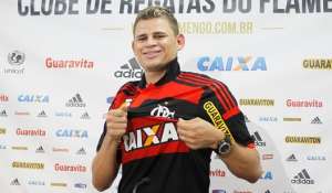 Com luxação no tornozelo, volante Jonas desfalcará o Flamengo contra o Grêmio