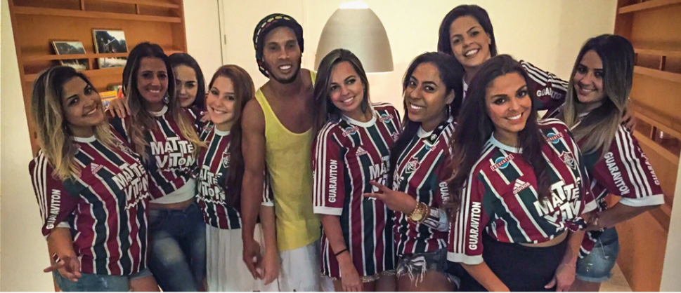Rodeado por mulheres, Ronaldinho prometeu 