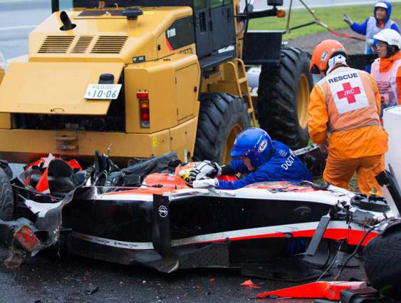 Carro de Bianchi entrou debaixo de um guindaste que tirava um carro da pista. Bandeira amarela deveria ter sido acionada no GP do Japão