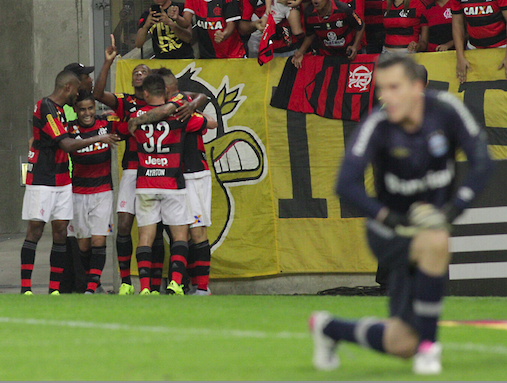 Guerrero é abraçado após gol na sombra de Marcelo Grohe, do Grêmio