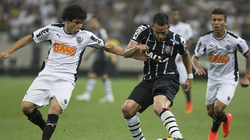 Corinthians passa pelo Atlético-MG e cola na liderança