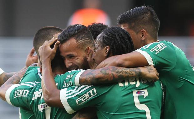 Mais uma vitória em clássico mais perto do G4 do Brasileirão