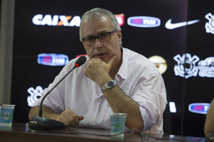 'Está difícil achar um camisa 9', diz presidente do Corinthians, Roberto de Andrade