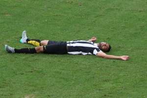 Após pancada na cabeça, santista Thiago Maia passa bem
