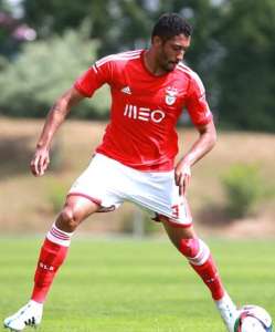 Preocupado com a defesa, Flamengo apresenta zagueiro Cesar nesta terça-feira