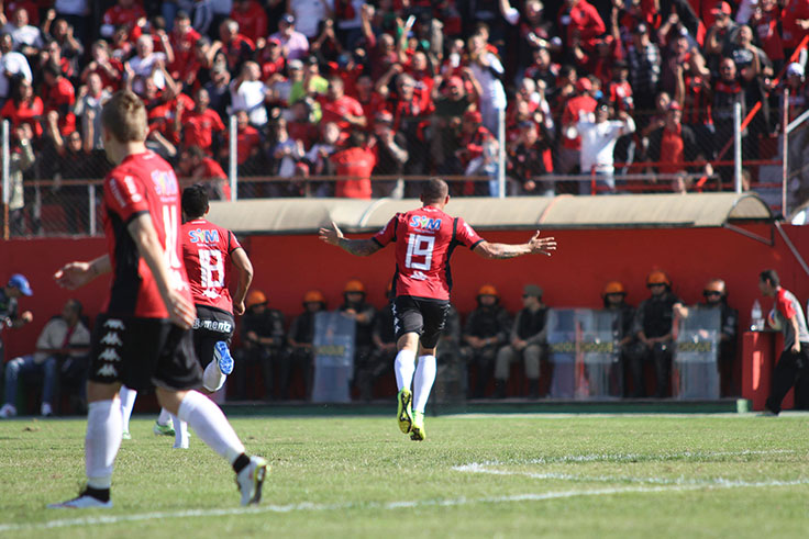 Leandrão (camisa 19) brilhou pelo Brasil na 8ª rodada