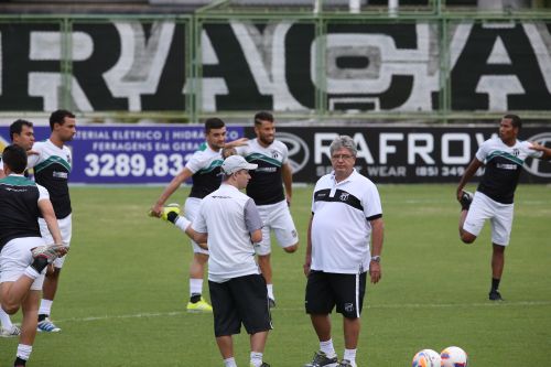 Geninho comanda treino do Ceará e mescla categoria de base 