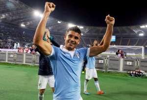Ederson se despede da torcida da Lazio e exibe alegria por usar a 10 de Zico no Flamengo