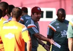 Osvaldo e Pierre disputam vaga no meio-campo do Fluminense