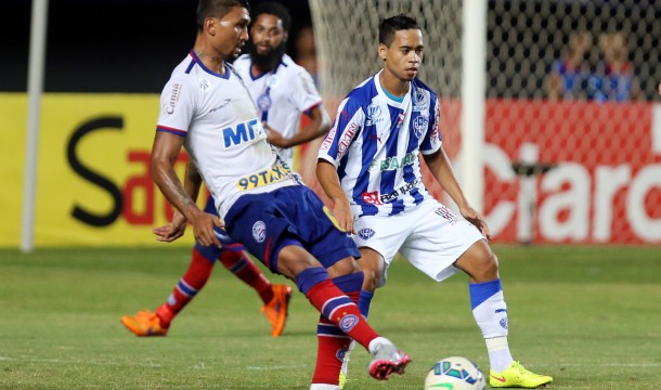 O atacante Kieza do Bahia marcado pelo destaque do Papão Yago Pikachu. - Felipe Oliveira/EC Bahia/Divulgação