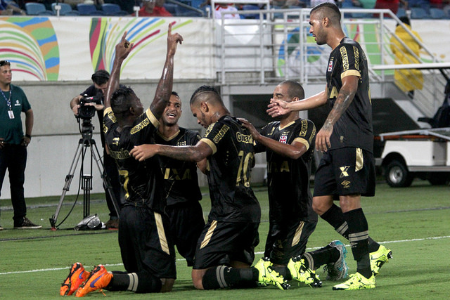 Jogadores do Vasco comemoram gol de Riascos na Arena das Dunas 