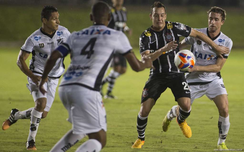 Rodriguinho, autor do gol da partida, cercado peos jogadores do ABC. - Foto: Agencia Corinthians