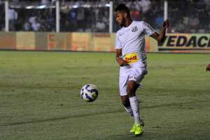 Gramado da Vila Belmiro é castigado por eventos com crianças