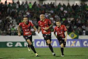 Trio de Série B briga pela contratação de Leandrão, artilheiro do Brasil-RS