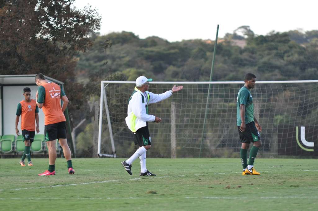 Givanildo Oliveira comanda o treino contra o América-MG