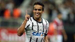 Artilheiro, Jadson volta ao Corinthians e nega dependência do time