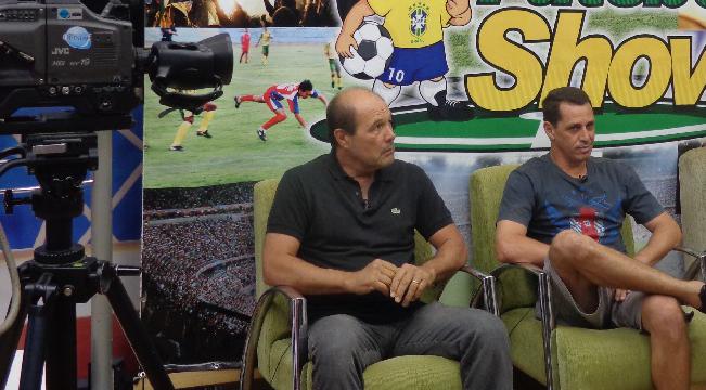 Nê Colombini é o comentarista do programa e Alexandre Lindo em edição anteriores