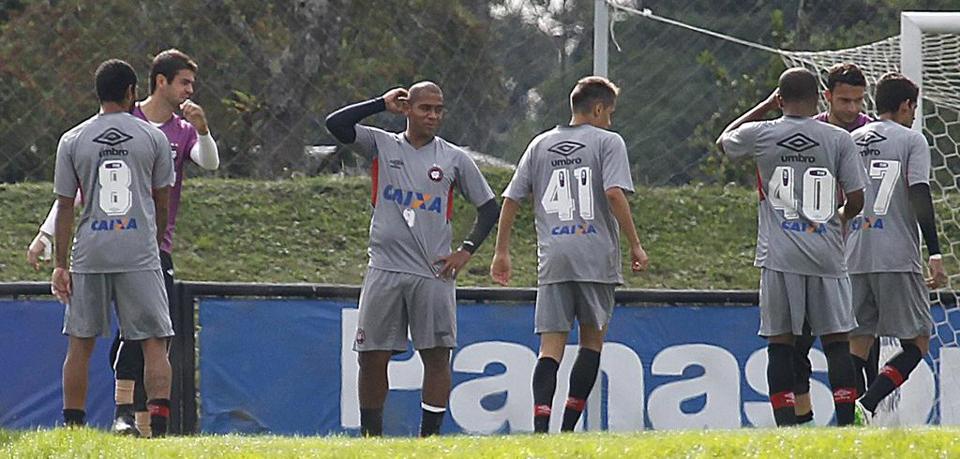 Atlético-PR treina, mas Milton Mendes faz mistério 