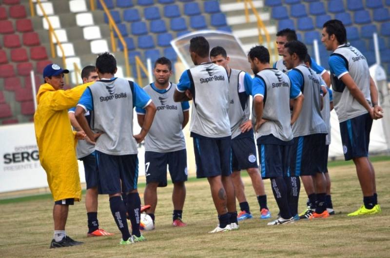 Confiança treina e Betinho faz mudanças no time titular 