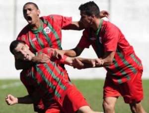 SEGUNDONA: Em campo encharcado, Portuguesa Santista vence e cola no G4