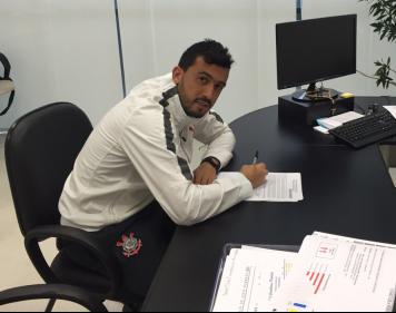 Edilson ganha presente antecipado de aniversário de 29 anos