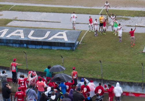 Jogadores agradecem apoio da torcida que foi até Mauá