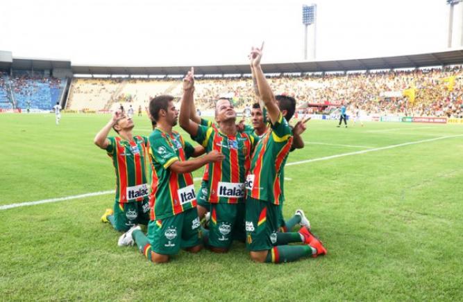 Os atletas da Bolivia Querida agradecem aos céus por mais uma vitória em casa. - Foto: Sampaio Correa Oficial